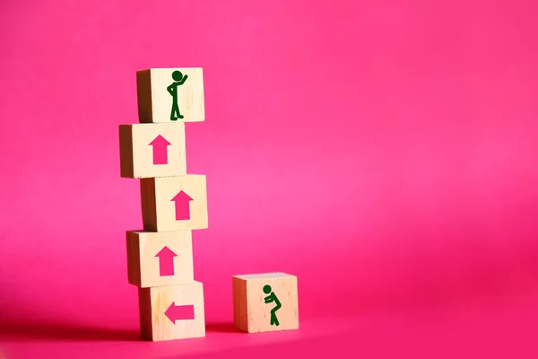 insanlar simge ve pembe ok simgesi ahşap blok üzerinde pembe arkaplan izole, fikir insanlar kavram çalışma