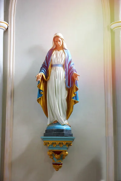 Neitsyt Marian Patsas Christain Kirkossa — kuvapankkivalokuva