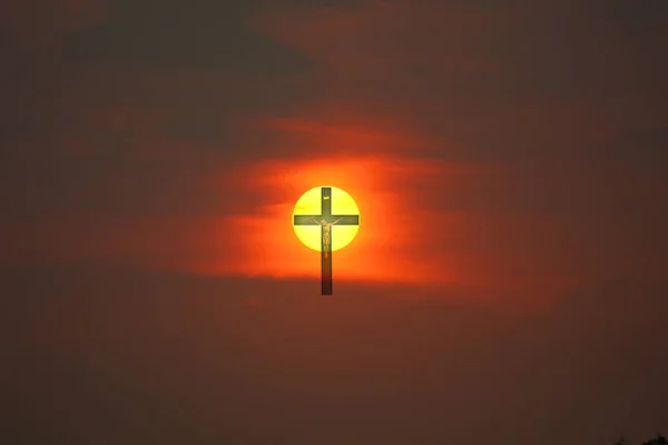 Dramatik gökyüzü soyut renk arkaplanlı İsa çarmıha gerilmesi