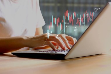 Dizüstü bilgisayarı kullanan Asyalı kadın işçi, ekonomik düzelme ve iş kavramından sonra iş trendi başlattı