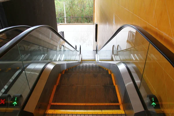 Эскалатор Электролической Лестницы Вверх Вниз Здания — стоковое фото