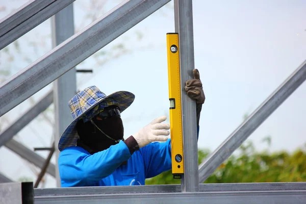 Worker Using Construction Bubble Level Checking Steel Structure Construction Site —  Fotos de Stock