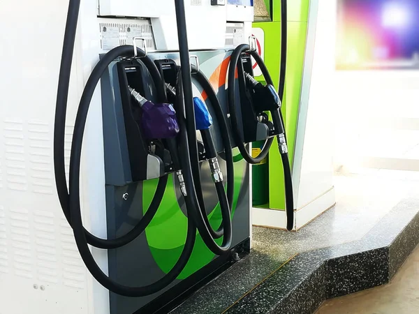 ガソリンスタンドのオイル自動販売機にはいくつかのタイプの燃料噴射装置が設置されています — ストック写真