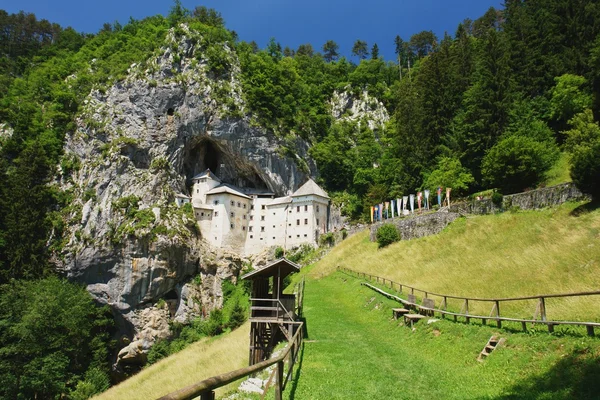 Zamek Predjamski grad, Słowenia — Zdjęcie stockowe
