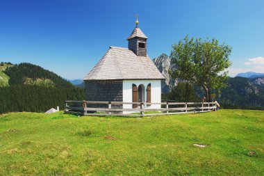 Avusturya Alplerinde kilisede