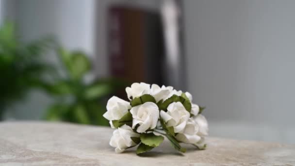 Pequeño Ramo Delicadas Flores Blancas Gira Sobre Mesa Cámara Mueve — Vídeos de Stock