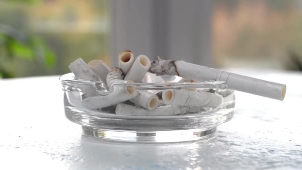 Kül Tablasında Yanan Bir Sigara Yakın Plan — Stok video