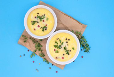 Taze, narin ciğer ezmesi, yayılmış ya da baharatlı krema ve taze otlar. Ev yapımı aperatifler ve yemekler. Organik yiyecekler..