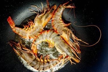 Büyük çiğ karides ya da kabuklu Langoustines..