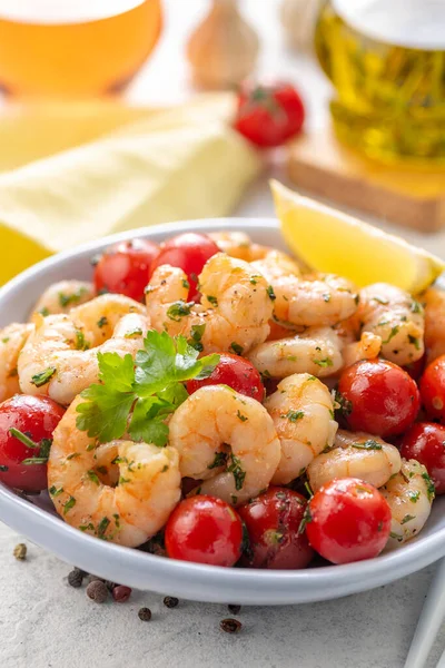 Gamberetti Fritti Con Verdure Fresche Insalata Gamberetti Con Pomodorini Aglio — Foto Stock