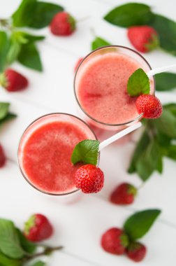 Naneli çilekli smoothie.