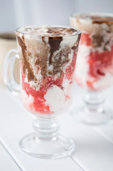 Helado con fresa y chocolate — Foto de Stock