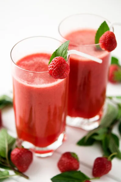 Strawberry smoothie versierd met munt — Stockfoto
