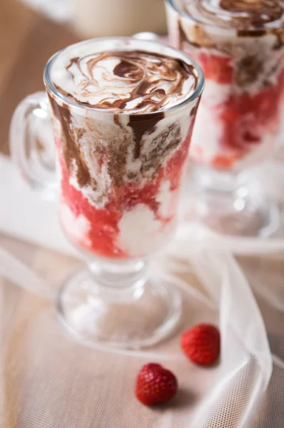 Roomijs met aardbeien en chocolade — Stockfoto