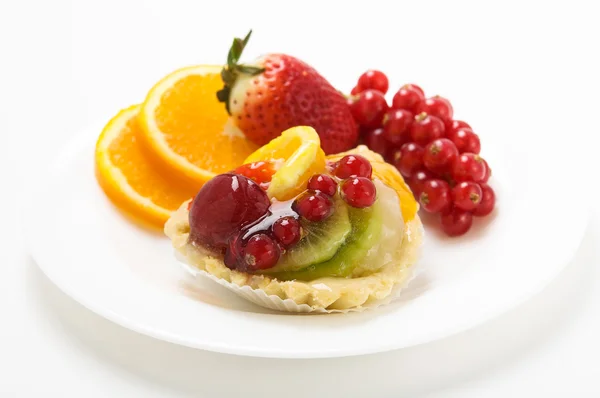 Cupcake με φρούτα στο άσπρο πιάτο — Φωτογραφία Αρχείου