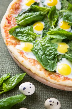 Ispanak ve yumurta pizza