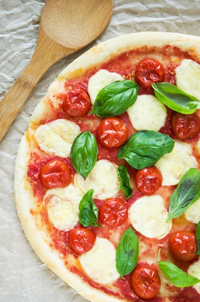 Pizza margarita — Stockfoto