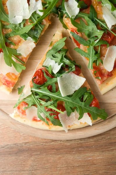 Pizza with arugula top view — Stock Photo, Image