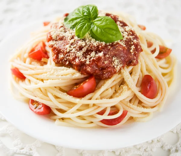 Spaghetti with tomato sauce, tomatoes and cheese — Stock Photo, Image