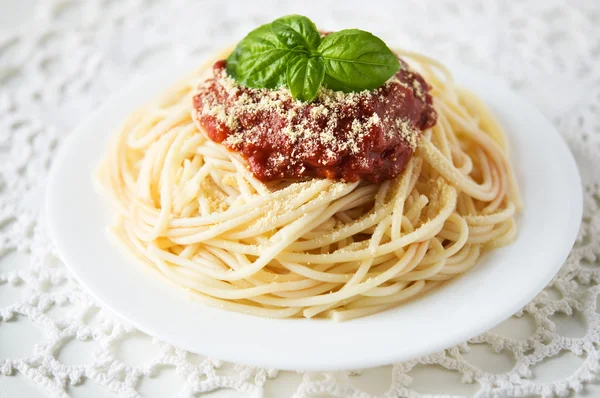 Spaghetti with tomato sauce and cheese — Stock Photo, Image
