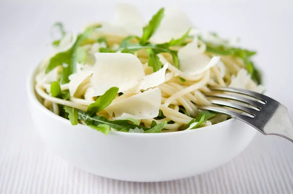 Pasta con rucola e parmigiano — Foto Stock