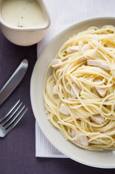 Pasta con pollo e salsa cremosa — Foto Stock