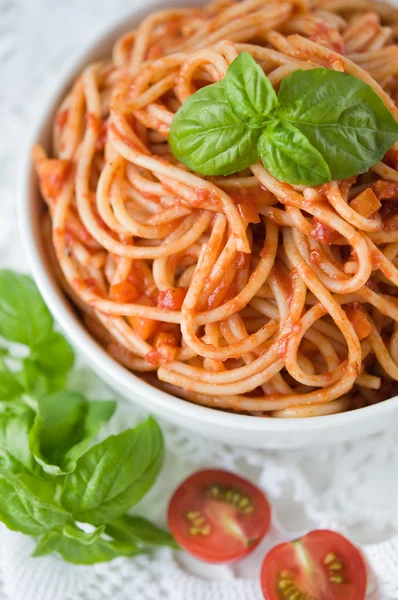 Nudeln mit Tomatensauce — Stockfoto