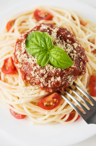 Pasta con sugo di pomodoro, pomodori e formaggio — Foto Stock