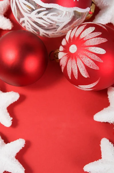 Kerst decoratie op de rode met kopie ruimte — Stockfoto