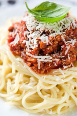 Spagetti Bolonez parmesan ile
