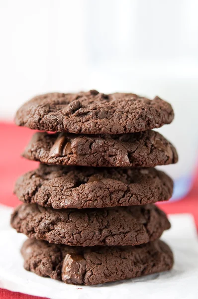 Biscotti al cioccolato con latte — Foto Stock