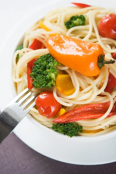 Pasta met kleurrijke groenten — Stockfoto