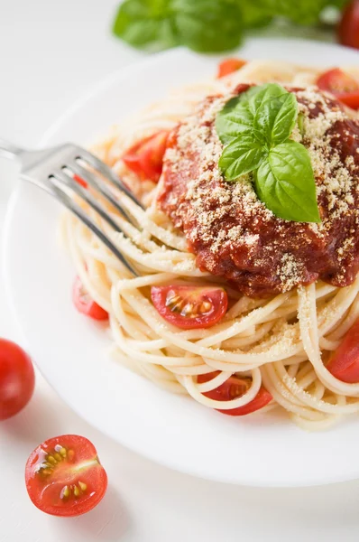 Pasta with tomato sauce, tomatoes and cheese — Stock Photo, Image