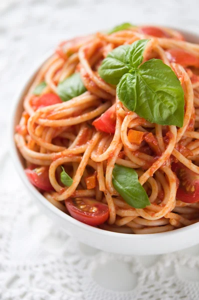 Pasta med tomatsås och tomater — Stockfoto