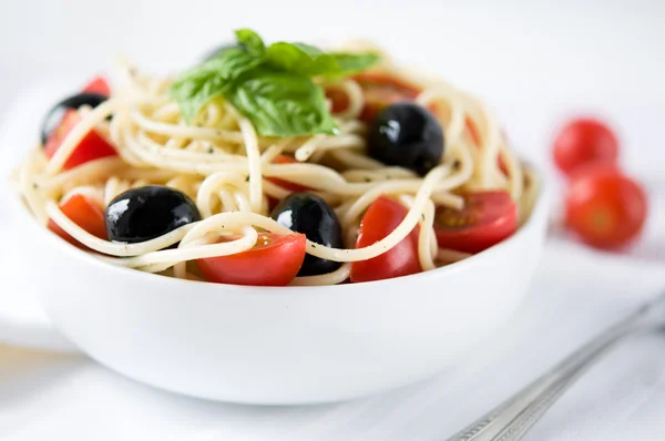 Pasta with tomatoes and olives — Stock Photo, Image