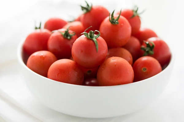 Tomates en plato blanco —  Fotos de Stock