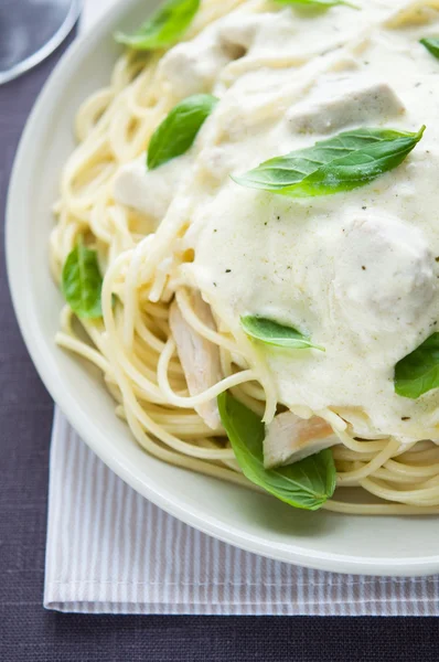 Pasta con pollo, salsa cremosa e basilico — Foto Stock