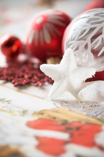 Red and white xmas baubles on holiday background — Stock Photo, Image