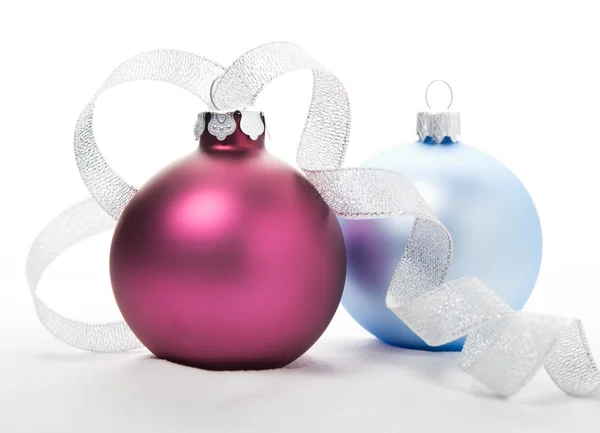 Fioletowy i niebieski kulki Boże Narodzenie biały — Zdjęcie stockowe