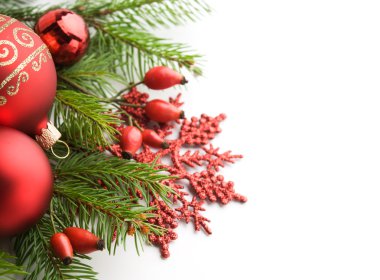 beyaz zemin üzerine kırmızı xmas süslemeleri