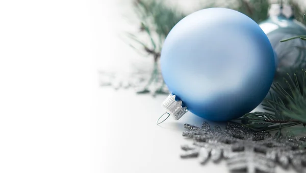 Blauwe en zilveren kerstversiering — Stockfoto