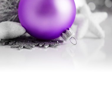 mor ve gümüş Noel dekorasyon