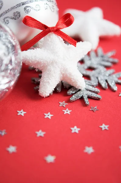 Enfeites de xmas brilhantes em fundo feriado vermelho — Fotografia de Stock