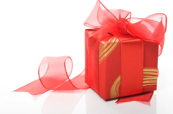 Caixa de presente vermelho no fundo branco — Fotografia de Stock
