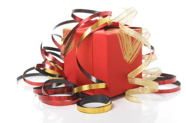Rote Geschenkschachtel mit bunten Bändern auf weißem Hintergrund — Stockfoto