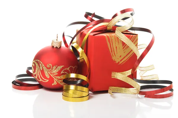 Caja de regalo roja con cintas de colores y adornos de Navidad sobre fondo blanco — Foto de Stock