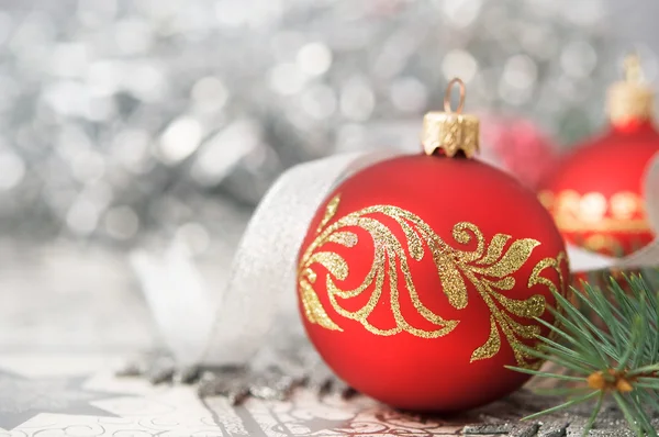 Adornos de Navidad rojos y plateados sobre fondo de fiesta brillante —  Fotos de Stock