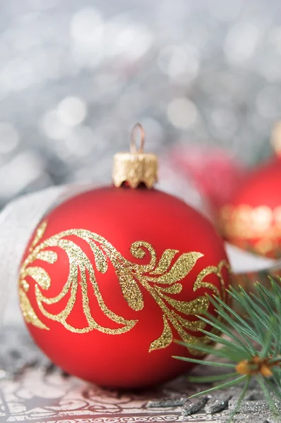Adornos de Navidad rojos y plateados sobre fondo de fiesta brillante —  Fotos de Stock