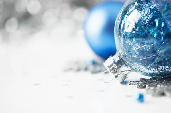 Azul y plata adornos de Navidad sobre fondo de vacaciones brillantes —  Fotos de Stock