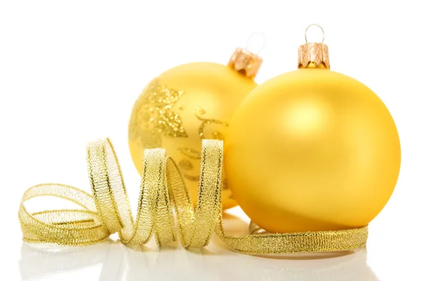 Golden xmas ornamenten op witte achtergrond — Stockfoto